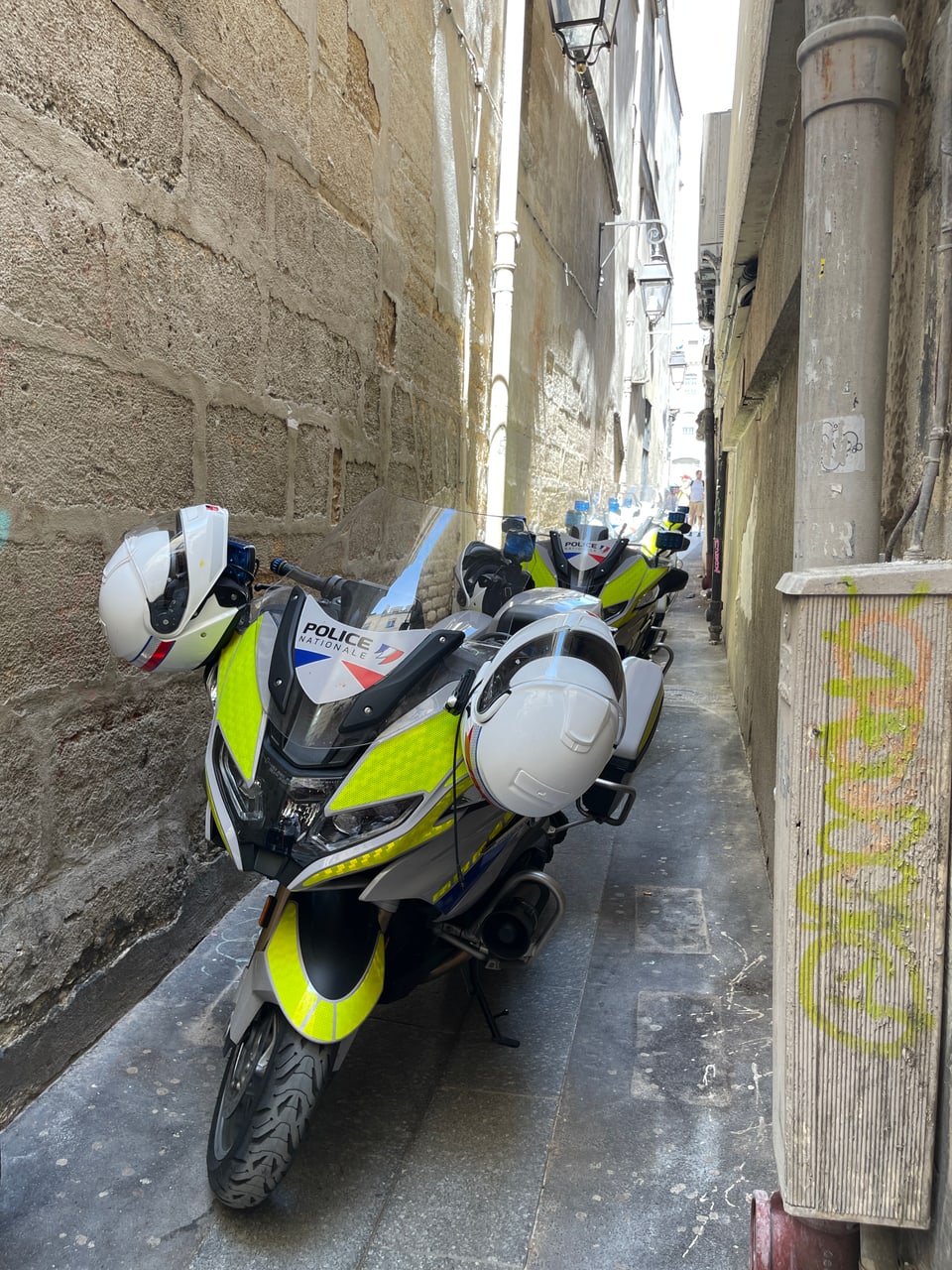 Paris 2024: Polizeimotorräder in einer Gasse.