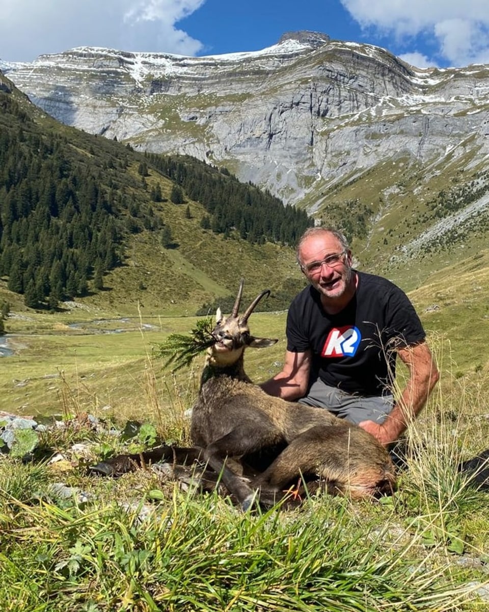 Bündner Jäger Otmar Cadruvi mit dem Gämsbock