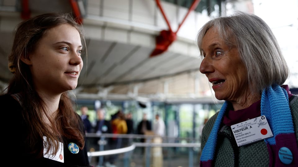 L’activista Greta Thunberg en discurs cun Rosmarie Wydler-Wälti, co-presidenta da las «Senioras per il clima»