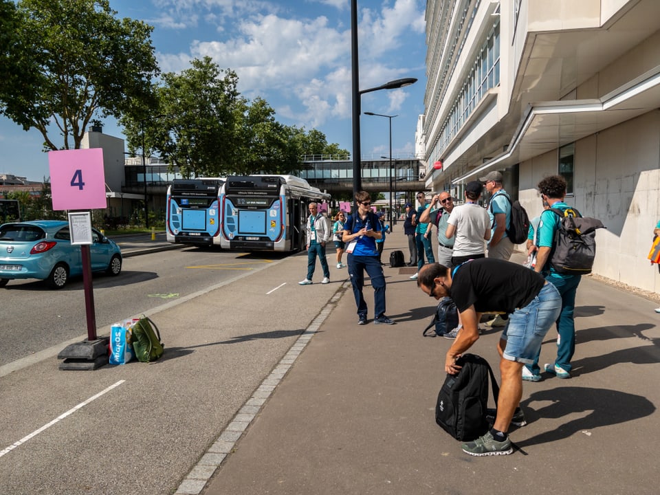 Paris 2024: Bushaltestelle auf dem Weg zum Mountainbikerennen der Männer