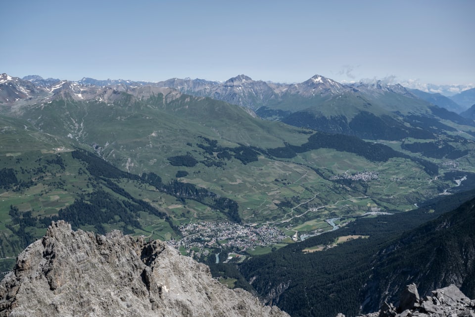 Die atemberaubende Aussicht vom Piz Pisoc auf Scuol offenbart die Schönheit des Engadins und seiner Umgebung.