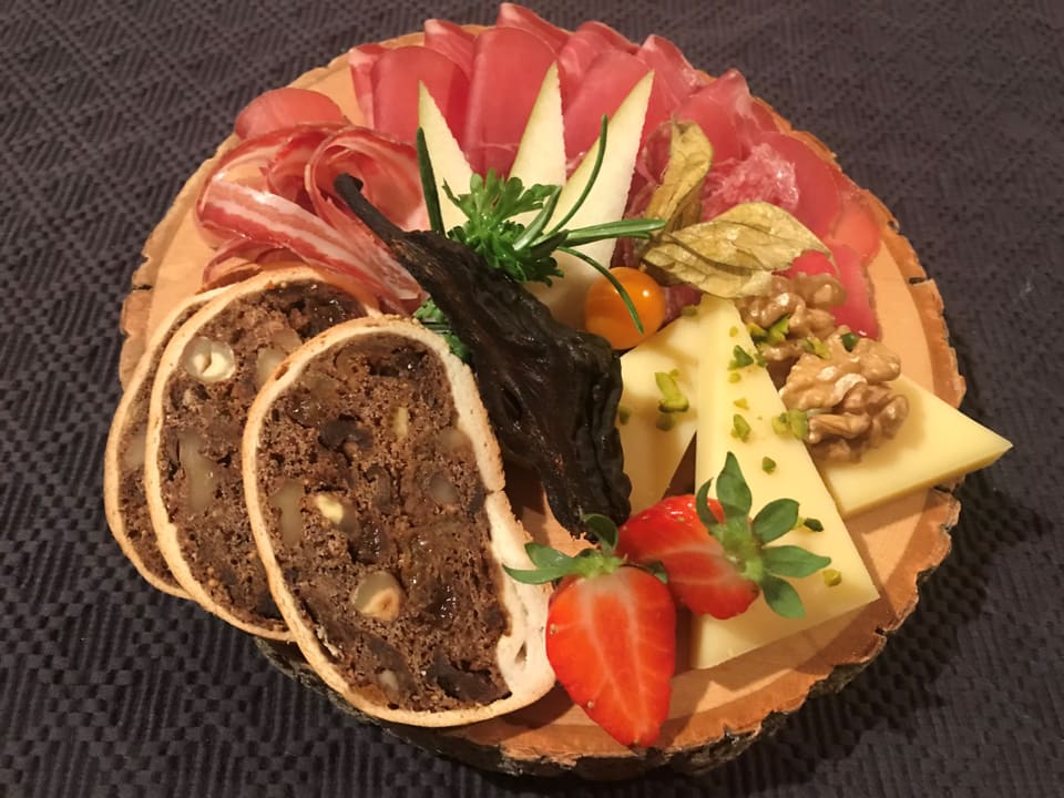 Trockenfleisch, Birnenbrot, Käse auf einem Teller