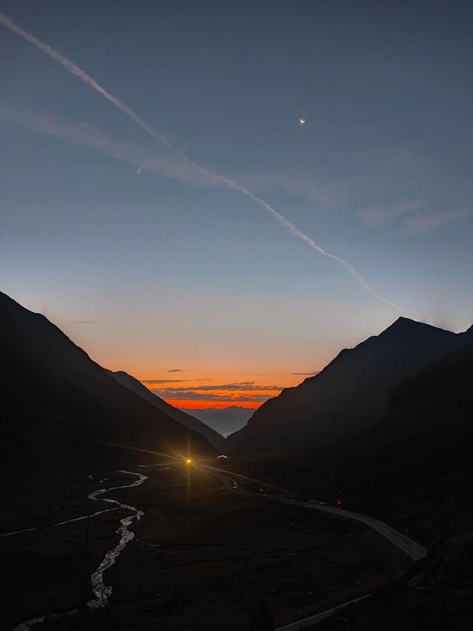 Sonnenaufgang rötlich beim Flüela Pass.