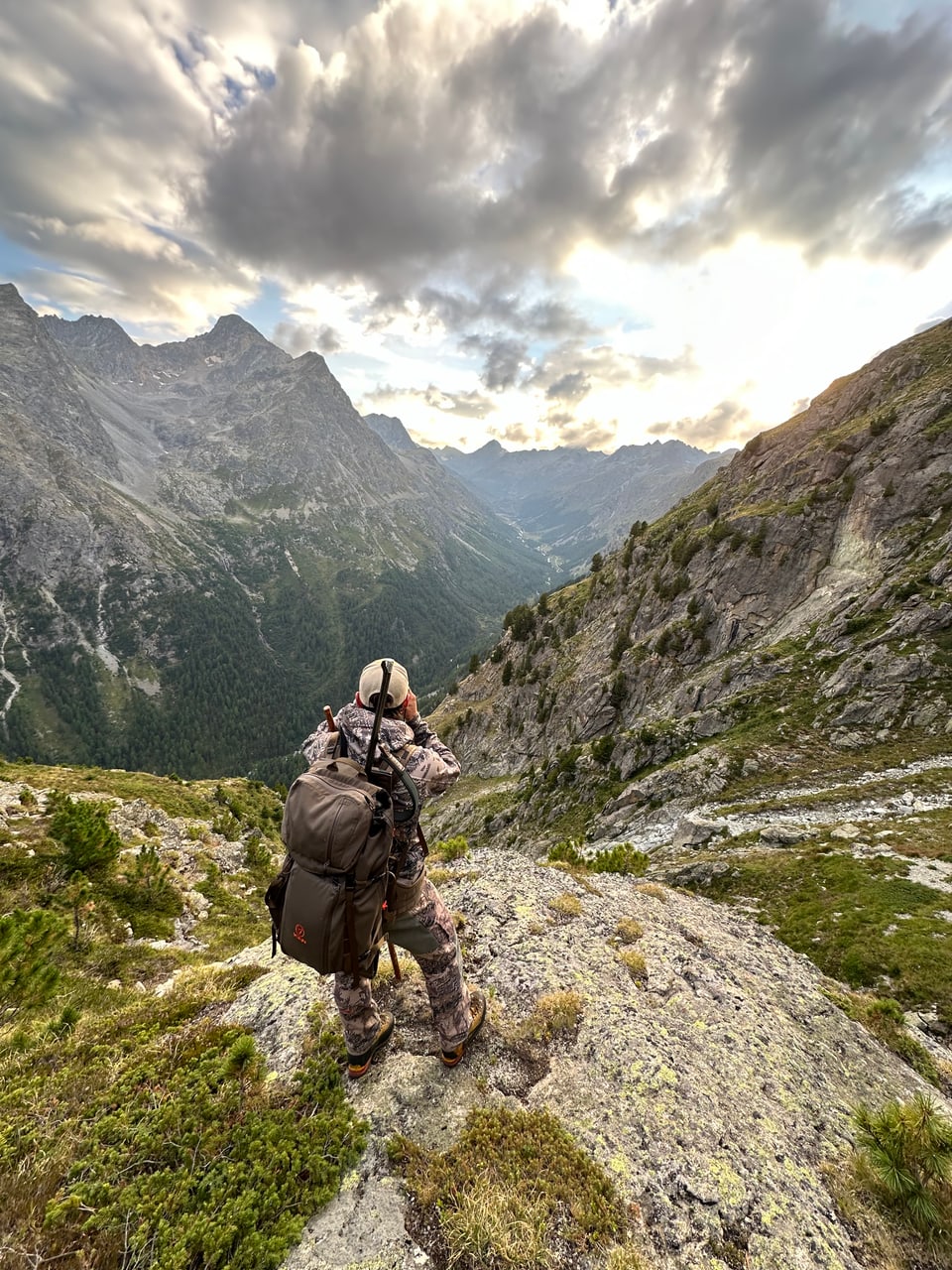 Ein Jäger beobachtet Wild in der Val Bever im Oberengadin.