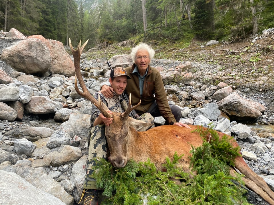 Jäger mit Hirsch.