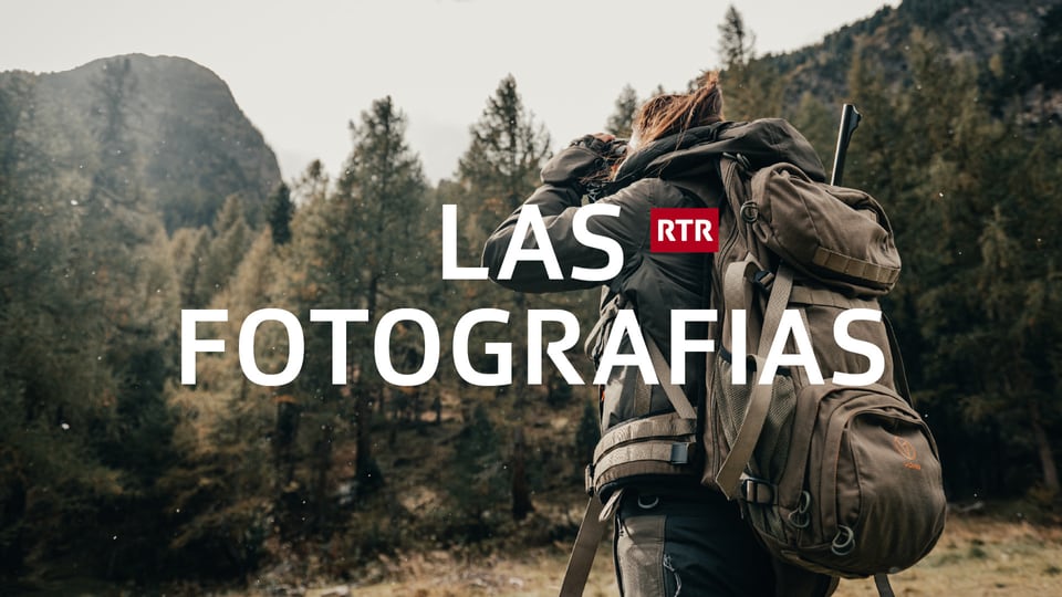 Rucksackreisende in Berglandschaft mit 'LAS FOTOGRAFIAS' Text.