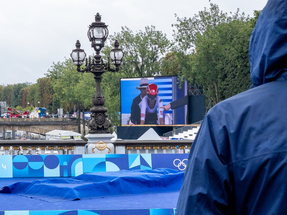 Paris 2024: Start der romanischen Radfahrerin Elena Hartmann.