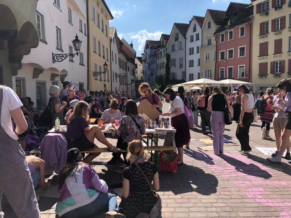 Feministischer Streik auf dem Arcasplatz in Chur.