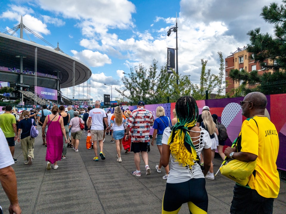 Paris 2024: Zuschaurer auf dem Weg ins Stade de Fance