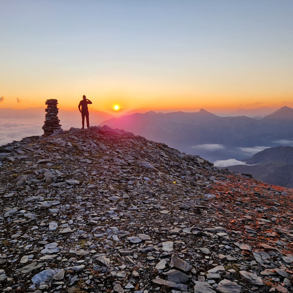 Sonnenuntergang mit Berglandschaft