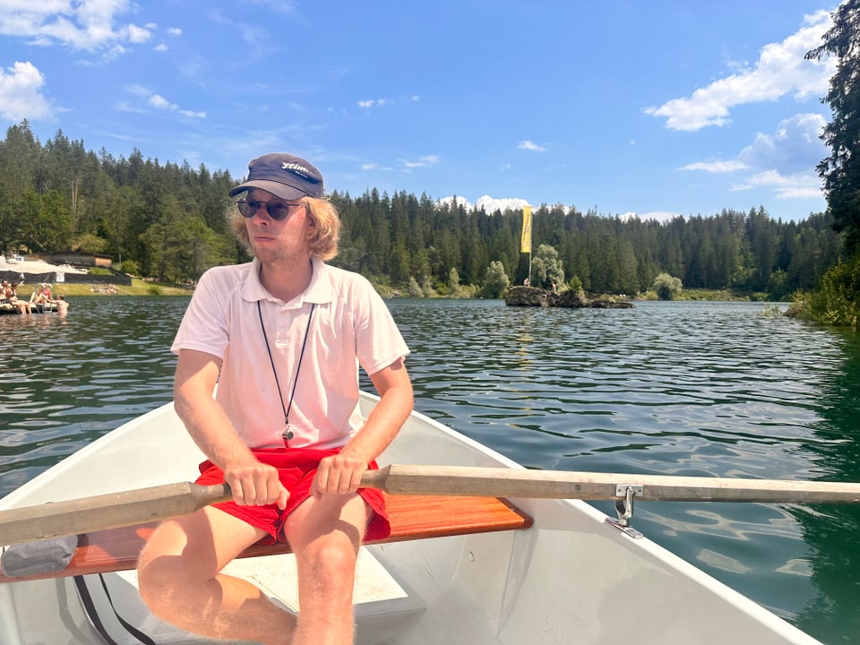 Bademeister Mario Sonderegger im Boot am Caumasee