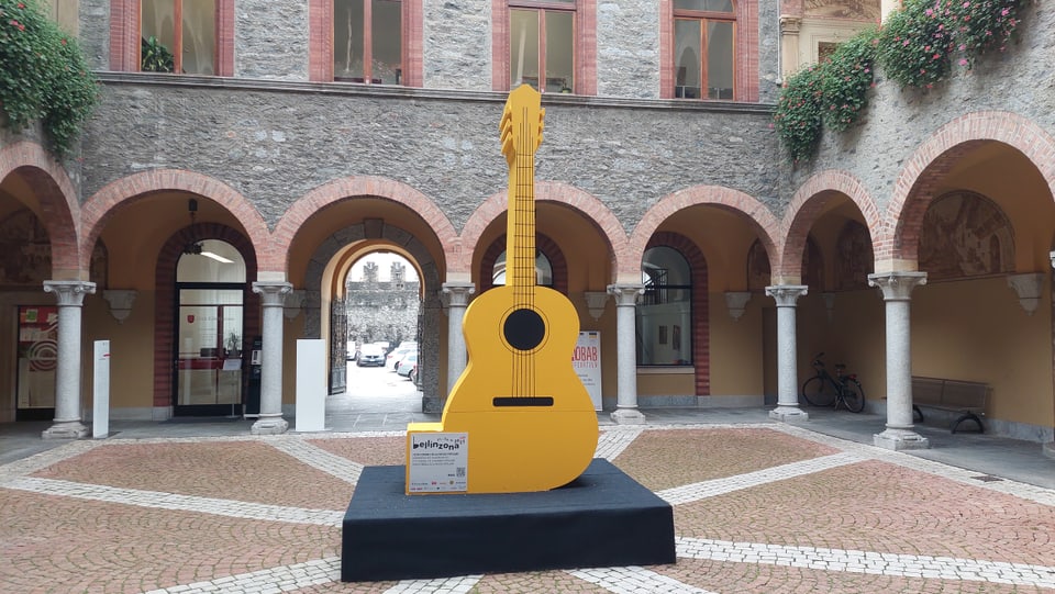 gelbe, überdimensionierte Gitarre aus Styropor in Bellinzona