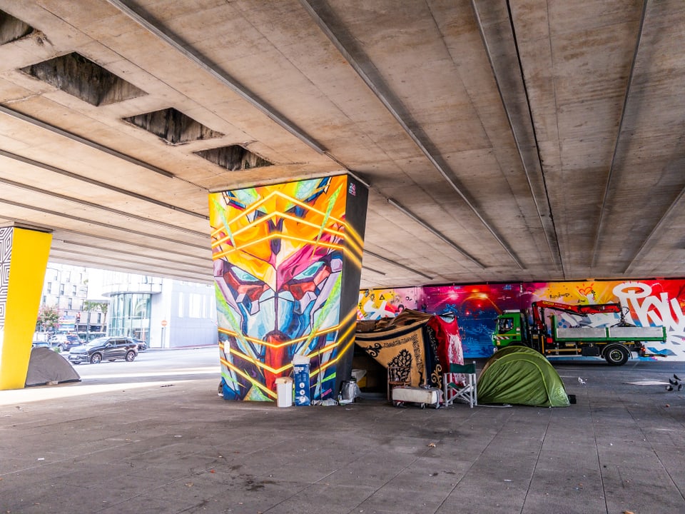 Paris 2024: Obdachlose unter einer Autobahnbrücke im Quertier Clichy.