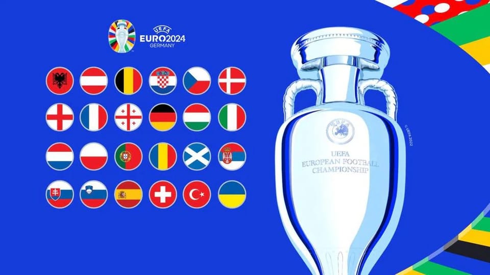 EURO 2024-Logo und Mannschaftsflaggen neben dem UEFA-Pokal.