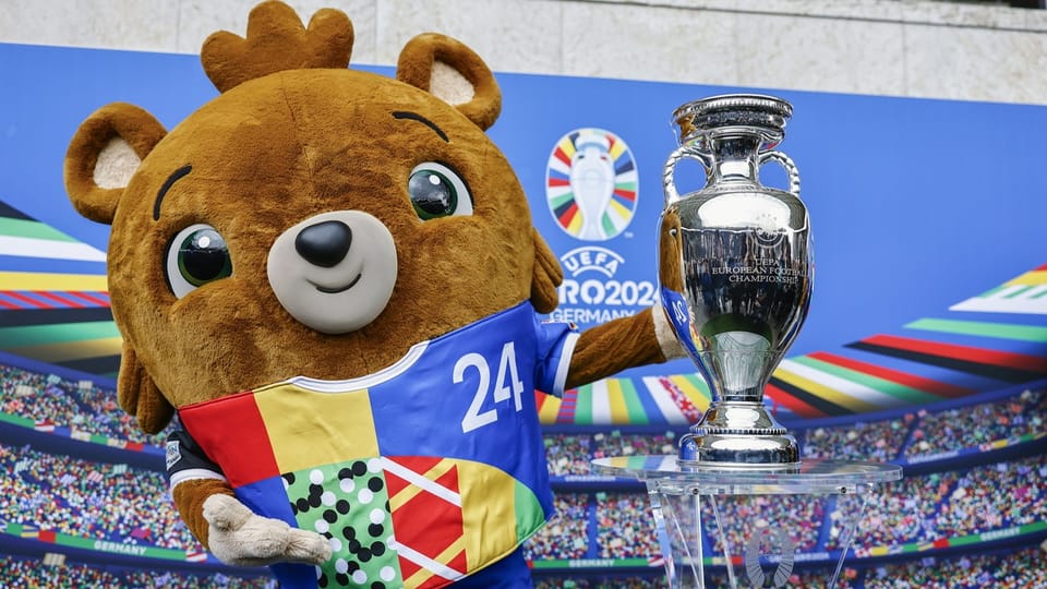 Maskottchen mit Pokal bei UEFA Euro 2024.