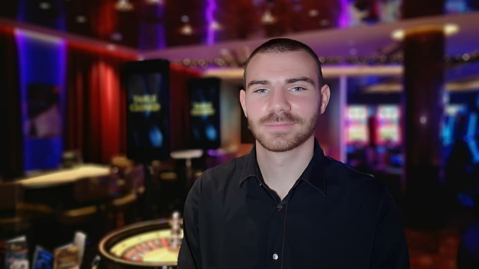 Portrait eines croupiers in einem Casino