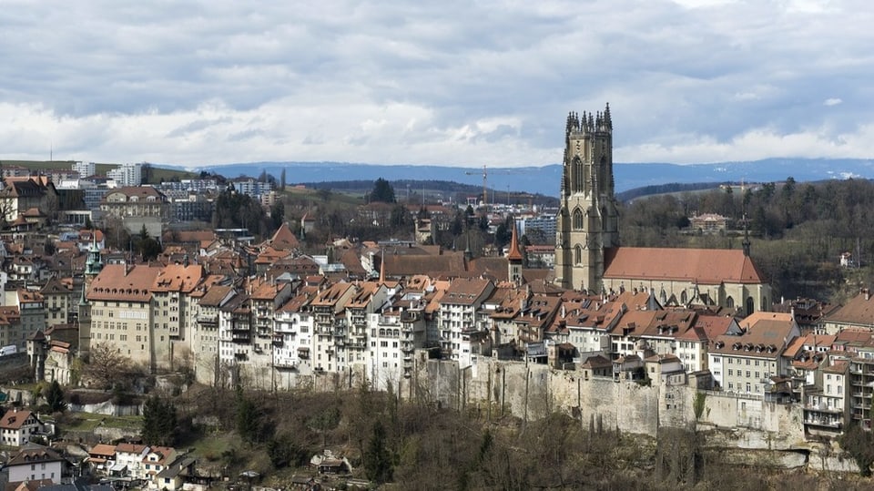 Kathedrale Fribourg: Blick auf die Altstadt mir dem imposanten Glockenturm der Kathedrale St. Niklaus.