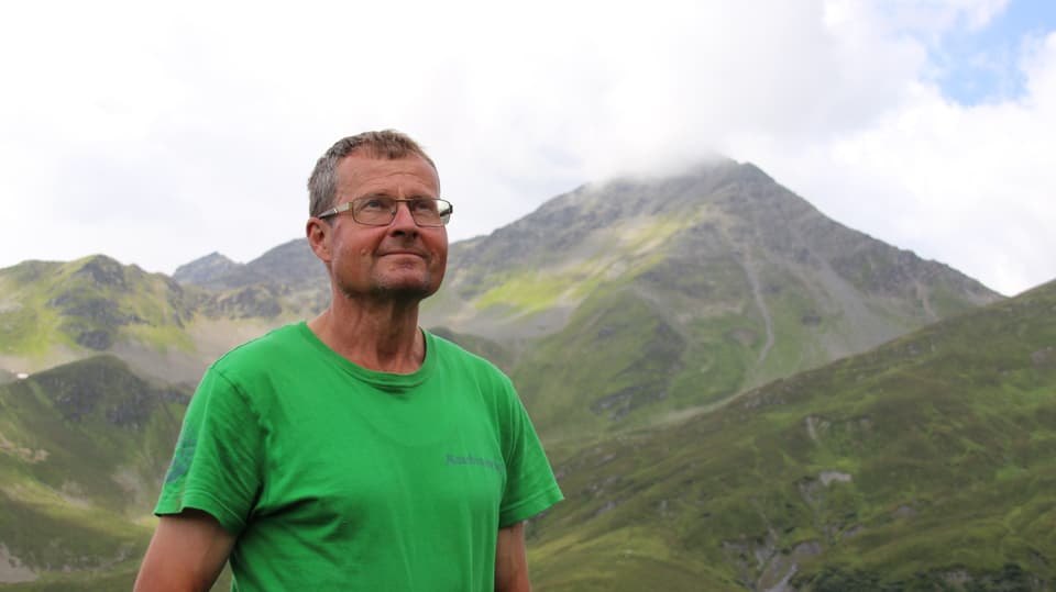 Der Präsident der Alp Naustgel schaut zufrieden auf seine Alp.