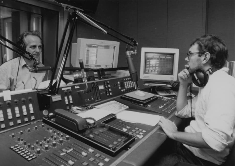 Zwei Radiomoderatoren in einem Studio in den 90er Jahren.